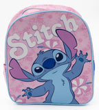 Mochila infantil de Stitch con diseño frontal rosa tie-dye y letras blancas sobre fondo azul.