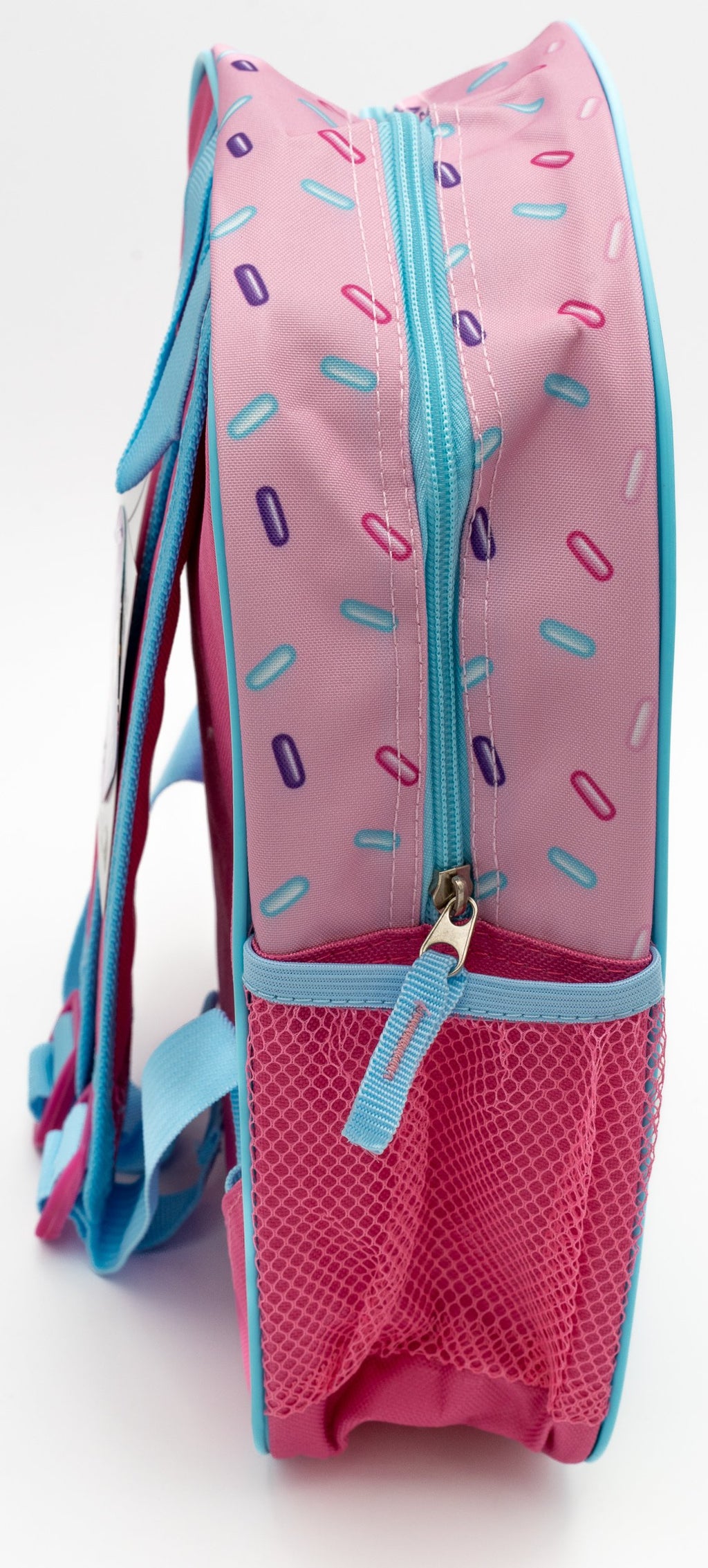Vista lateral de mochila infantil rosa con estampado de virutas de colores y bolsillo de malla azul.