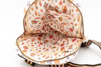 Motxilla blanca i rosa oberta, amb butxaques interiors i folre estampat