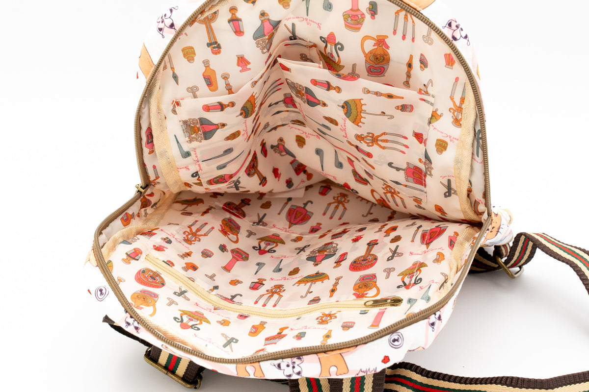 Motxilla blanca i rosa oberta, amb butxaques interiors i folre estampat