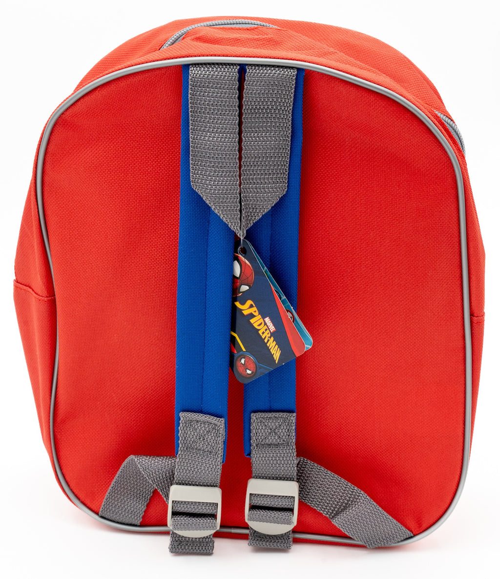 Part posterior d'una motxilla infantil vermella amb tirants blaus i corretges grises ajustables.