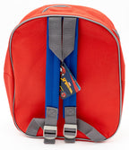 Part posterior d'una motxilla infantil vermella amb tirants blaus i corretges grises ajustables.