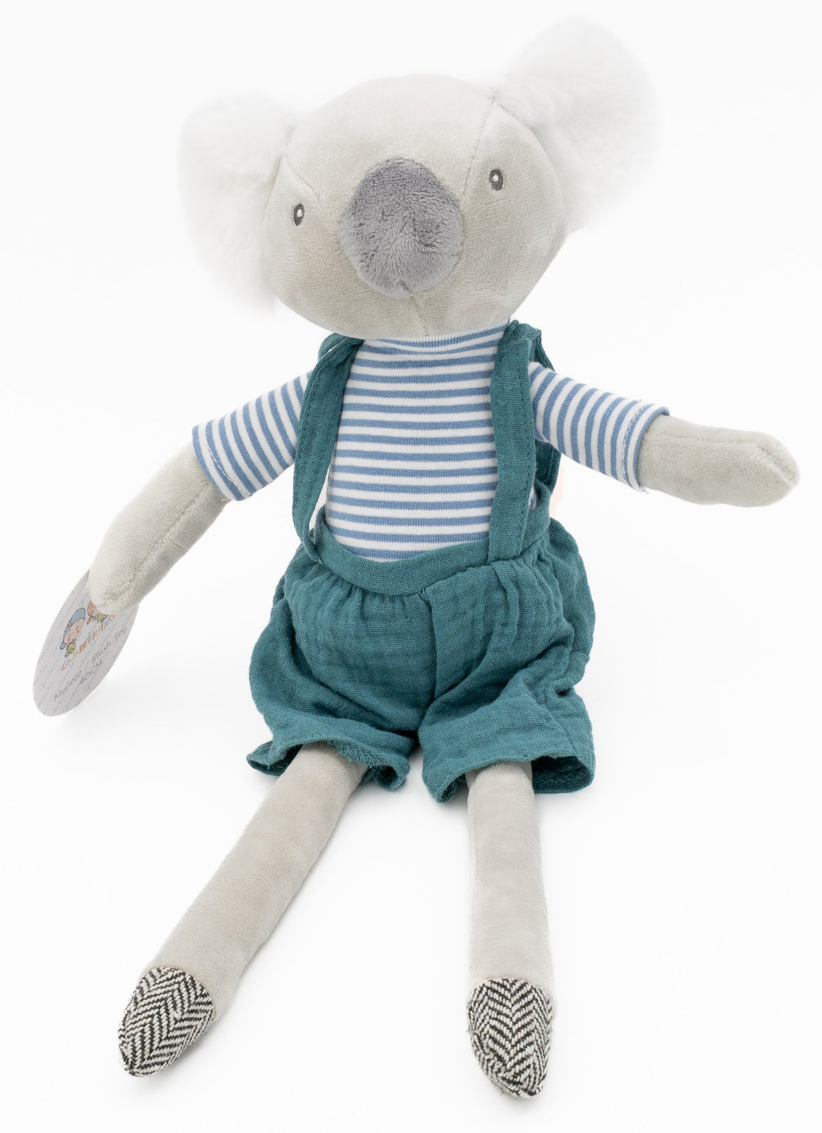 Muñeco de trapo Papá Koala gris, con orejas blancas, camiseta de rayas y peto verde azulado.