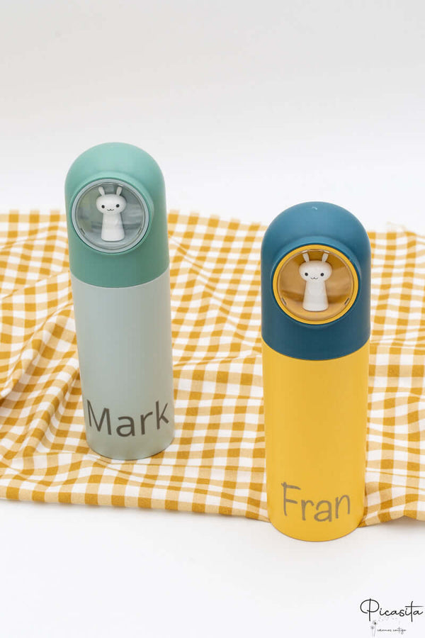 Estuches de viaje infantiles en colores verde y azul con nombres grabados a láser.