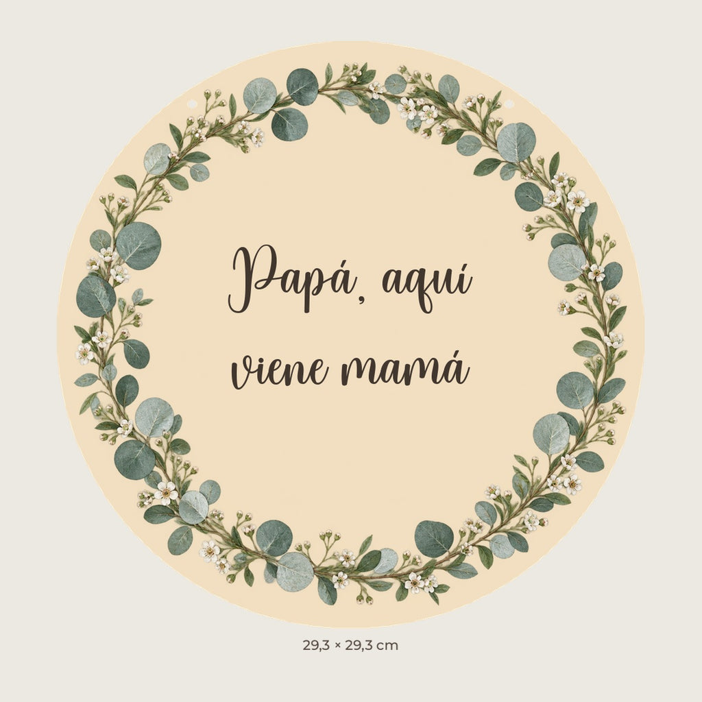 Vista previa digital. Cartel circular con eucalipto y flores, mensaje Papá aquí viene mamá y dos agujeros superiores.
