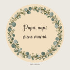 Vista previa digital. Cartel circular con eucalipto y flores, mensaje Papá aquí viene mamá y dos agujeros superiores.