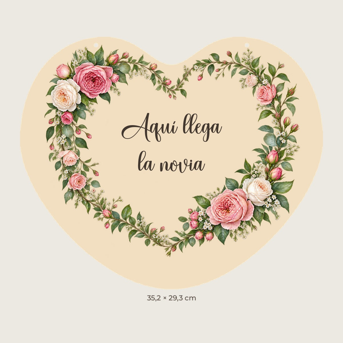 Vista previa digital. Cartel corazón con rosas y mensaje Aquí llega la novia, con dos agujeros superiores de 4 mm.