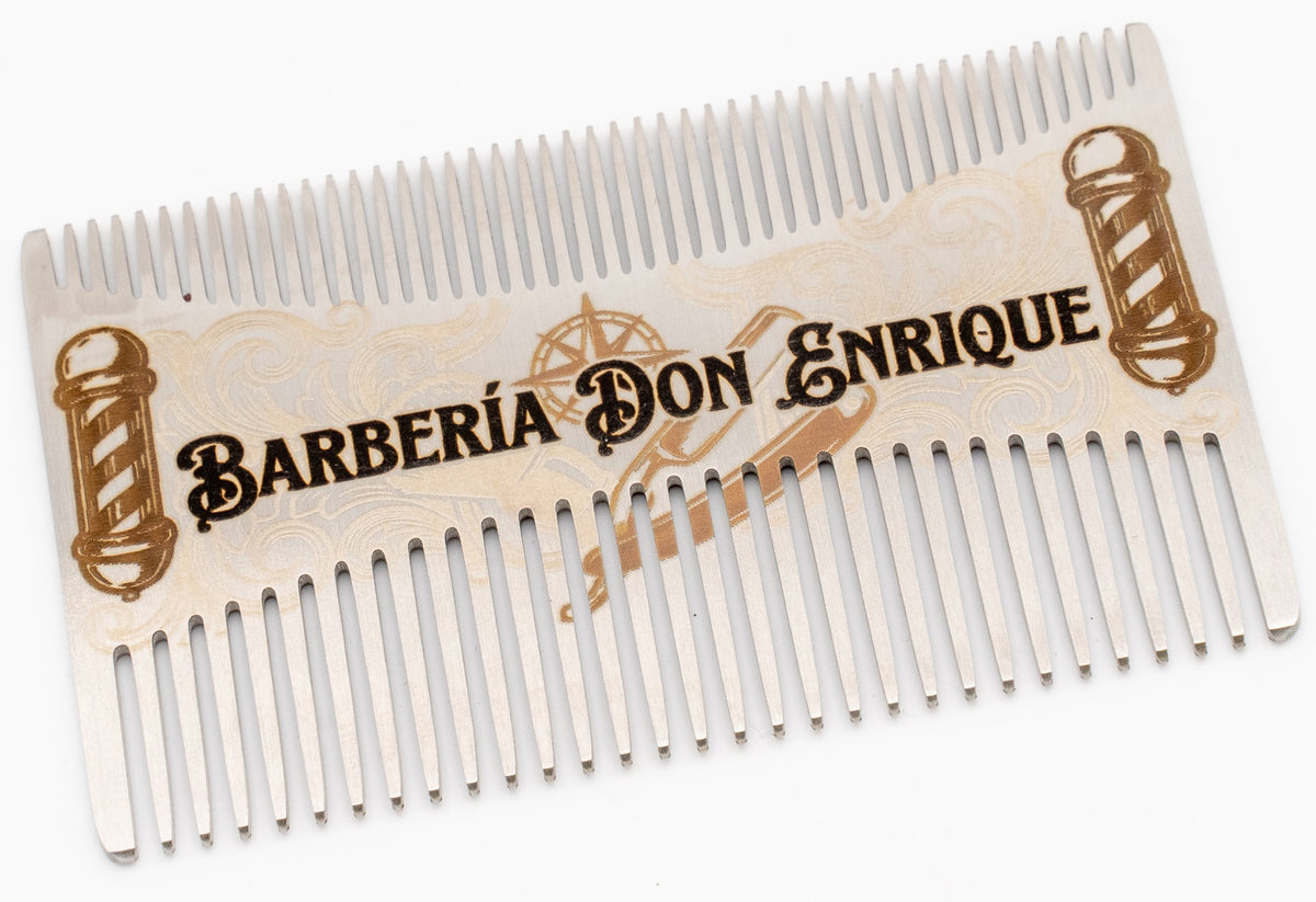 Peine de metal personalizado con el logo de Barbería Don Enrique, ideal para el cuidado de la barba.