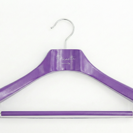 Bunte Kleiderbügel für Boutique