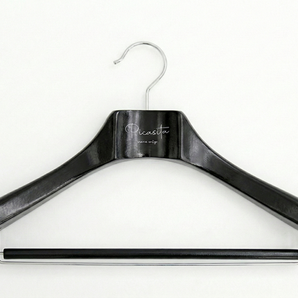 Bunte Kleiderbügel für Boutique