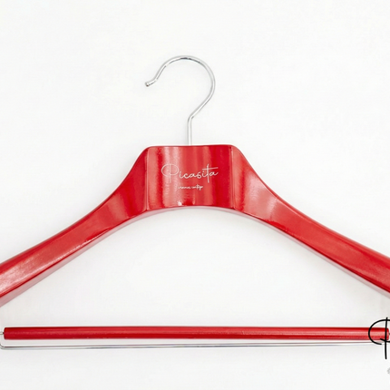 Bunte Kleiderbügel für Boutique