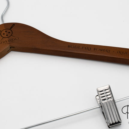 perchas_de_madera_con_pinzas