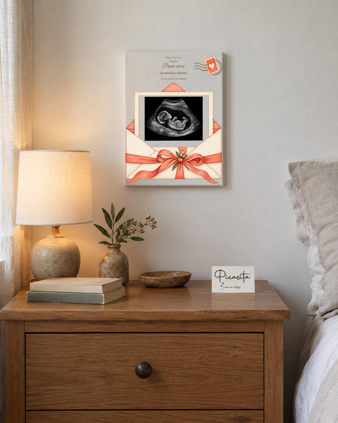 Vista previa simulada: Carta del bebé en Lienzo, 15 × 20 cm, con ecografía sintética ilustrativa. Escena en pared.