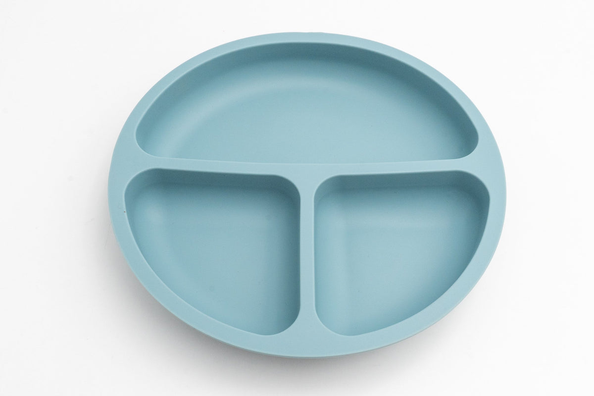 Prato azul gris de silicona con tres compartimentos