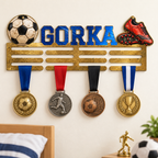 Simulación dun medalleiro de fútbol personalizado GORKA na parede con medallas e nome azul