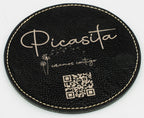 Posavasos redondo negro con marca Picasita e código QR en ton dourado.