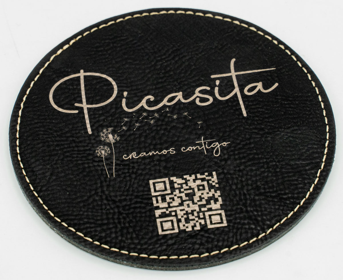 Posavasos redondo negro con marca Picasita e código QR en ton dourado.