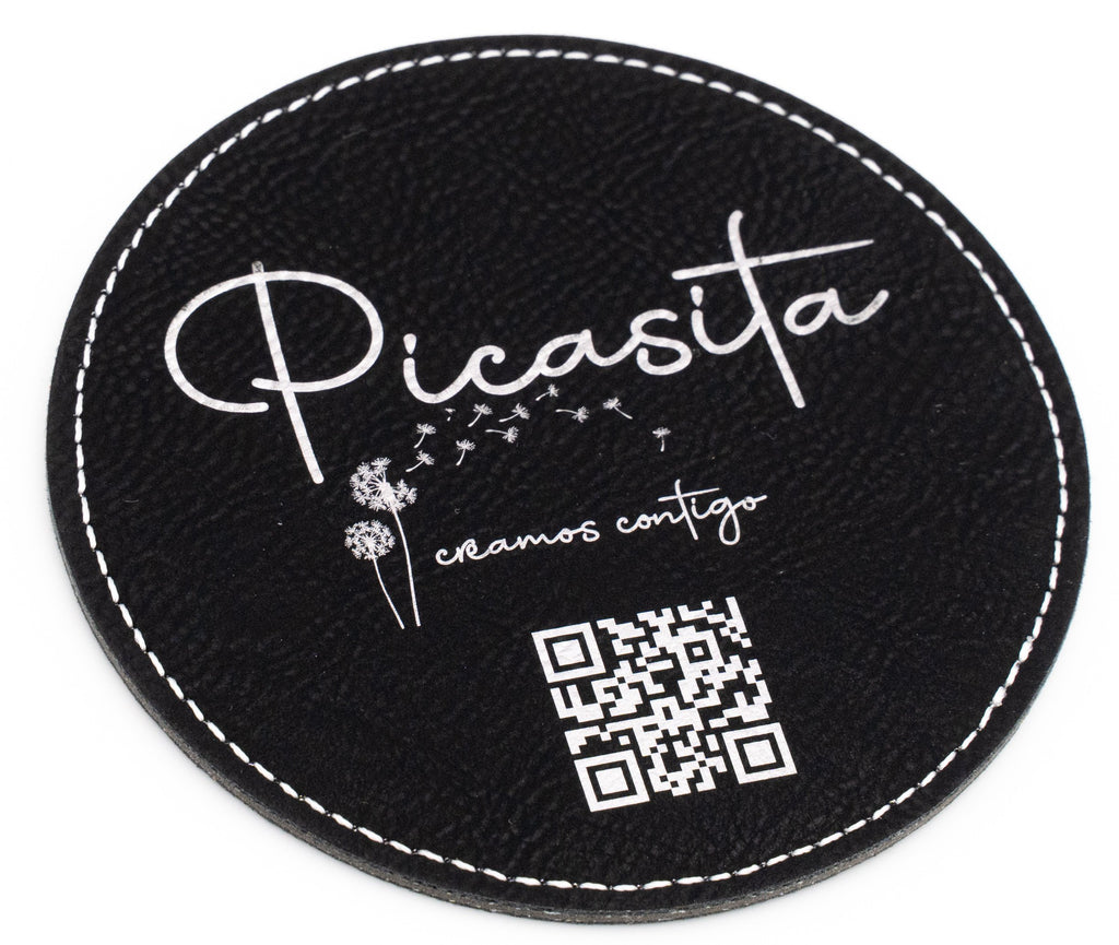 Posavasos redondo negro con marca Picasita e código QR brancos.