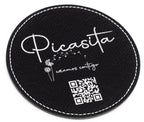 Posavasos redondo negro con marca Picasita e código QR brancos.