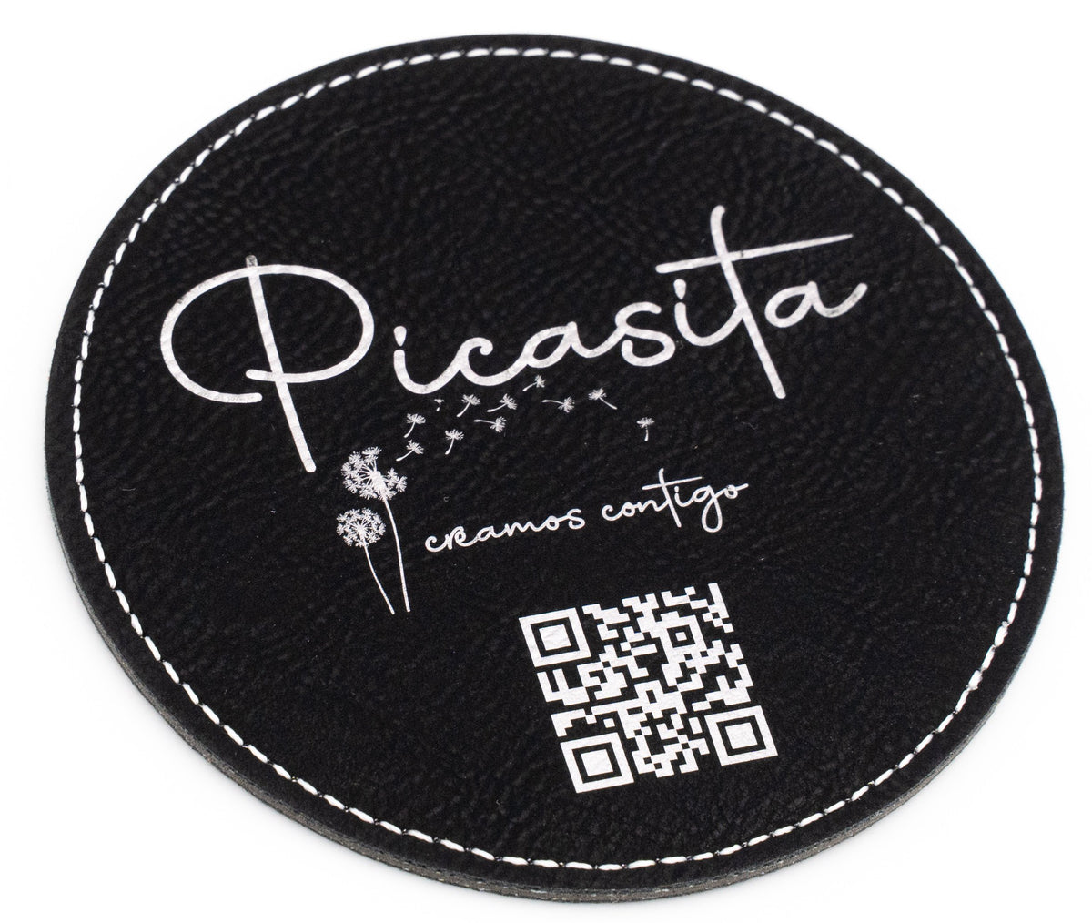 Posavasos redondo negro con marca Picasita e código QR brancos.