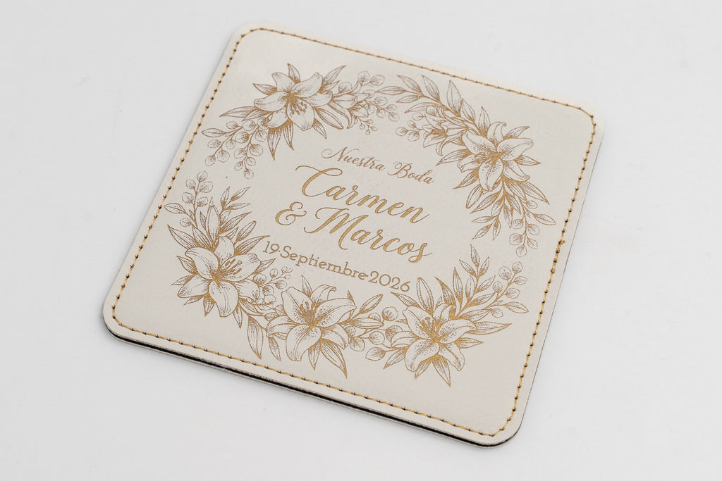Posavasos cadrado branco con marco floral e nomes en ton dourado.