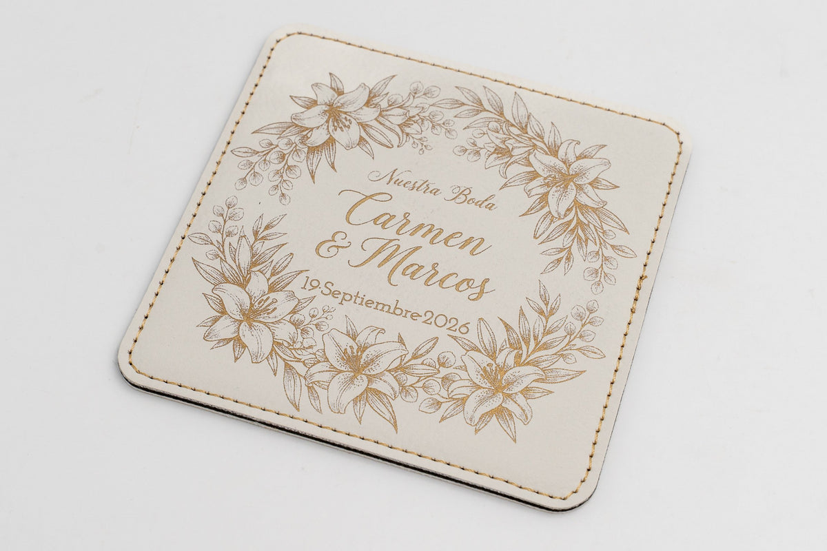 Posavasos cadrado branco con marco floral e nomes en ton dourado.