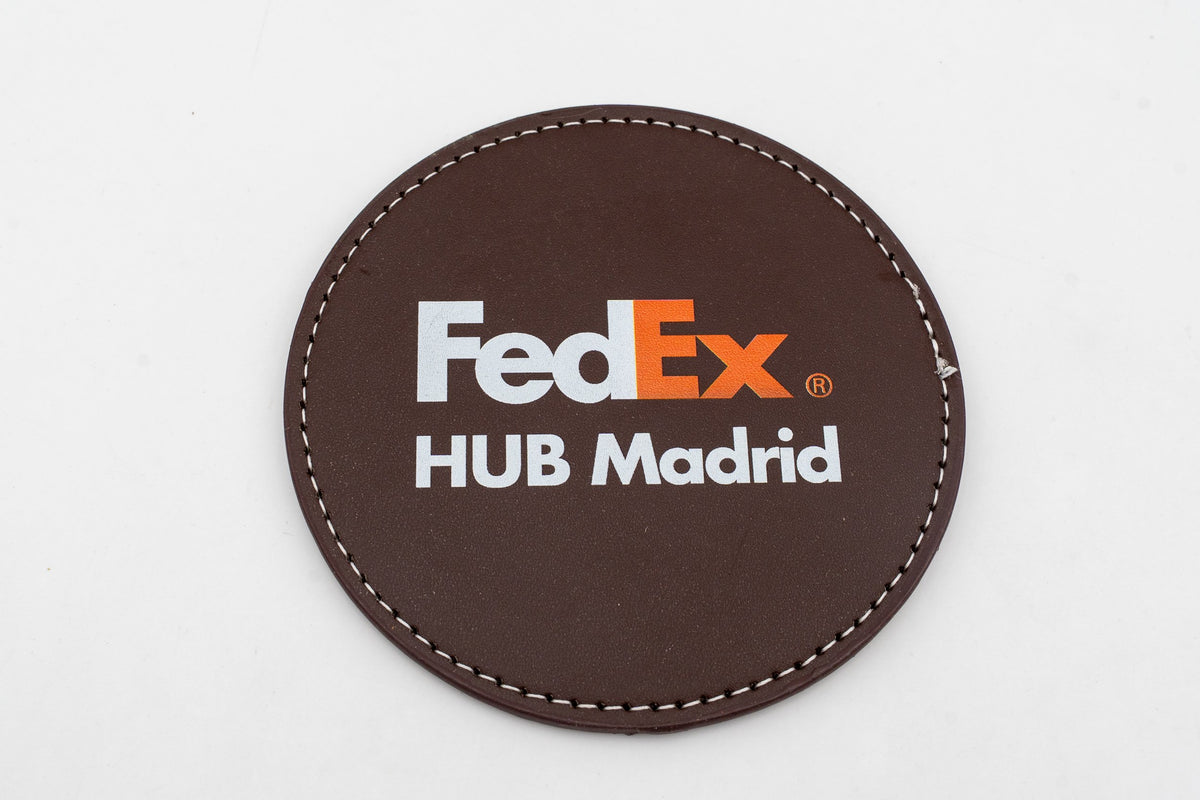 Posavasos redondo marrón con logotipo FedEx a cor.