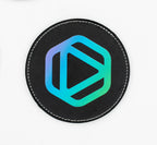 Posavasos redondo negro con emblema xeométrico azul e verde.