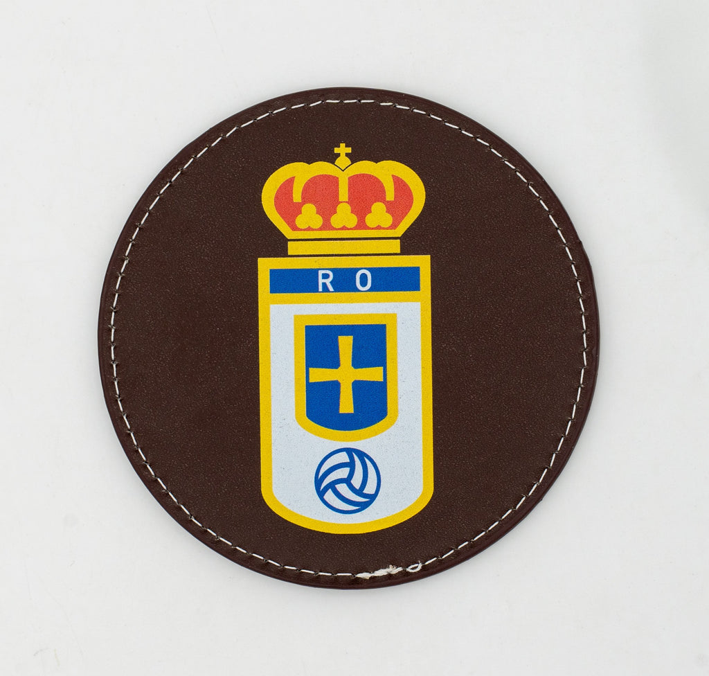 Posavasos redondo marrón con escudo de fútbol a cor.