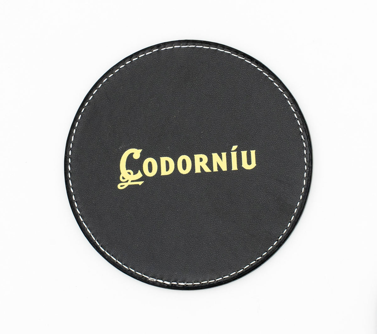 Posavasos redondo negro con logotipo Codorníu en ton dourado.