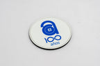 Posavasos redondo branco con logotipo conmemorativo de cen anos en azul.