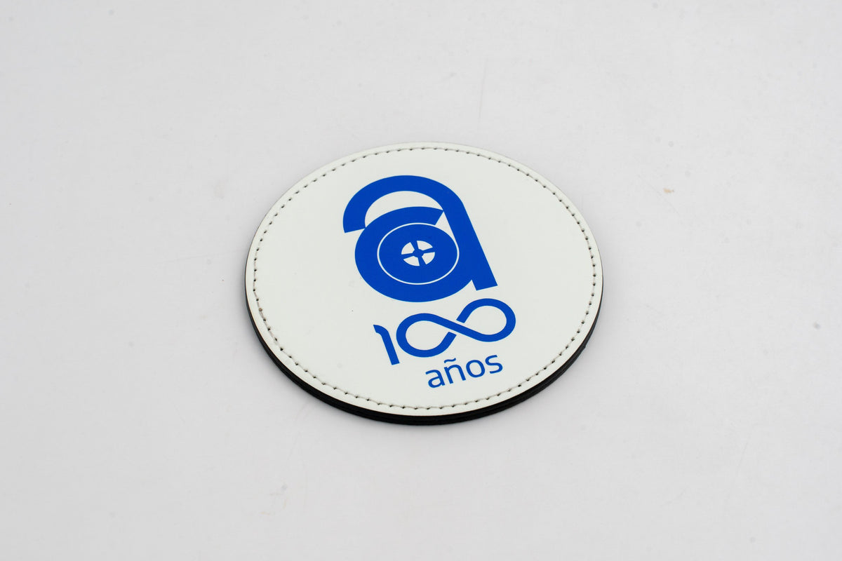 Posavasos redondo branco con logotipo conmemorativo de cen anos en azul.