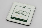 Posavasos cadrado branco con logotipo Authentic Heritage verde.