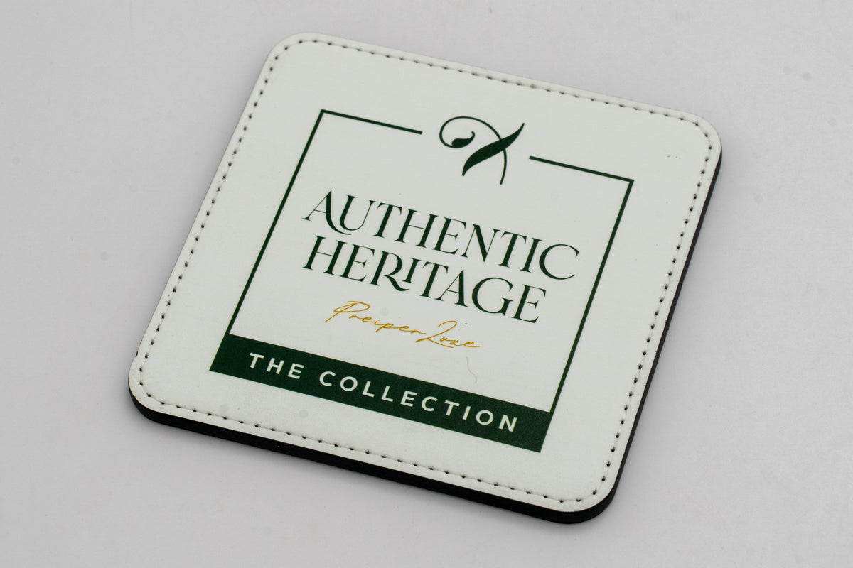 Posavasos cadrado branco con logotipo Authentic Heritage verde.