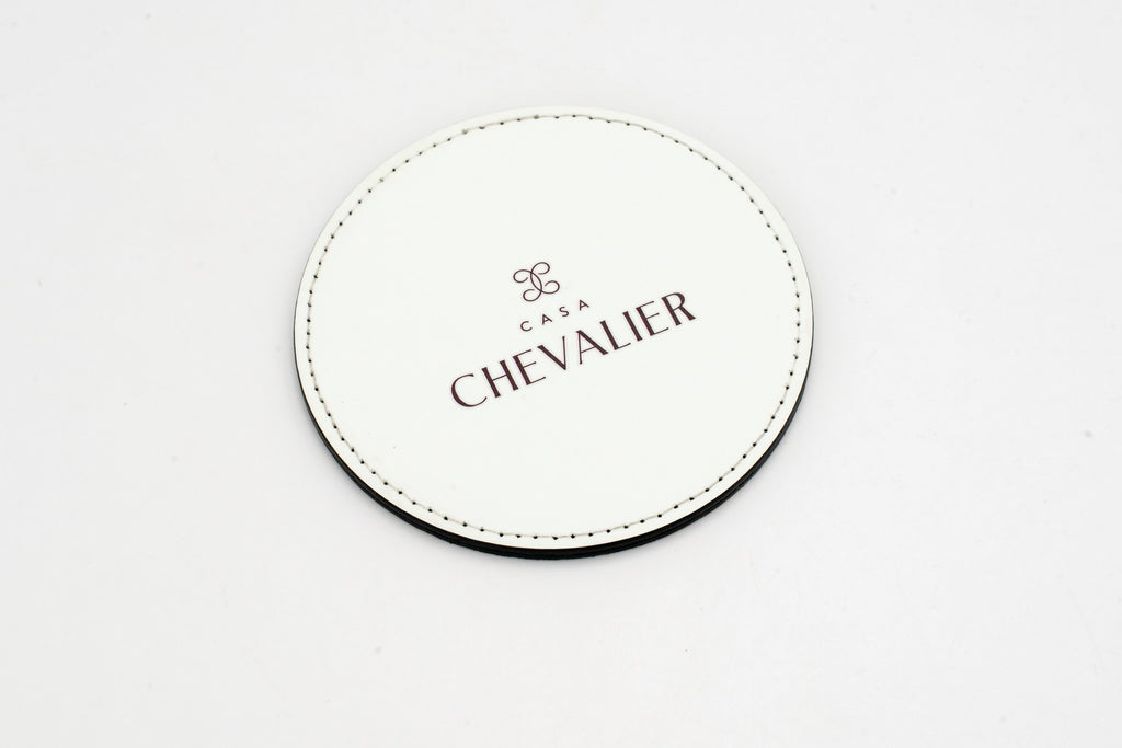 Posavasos redondo branco con logotipo Chevalier gris.