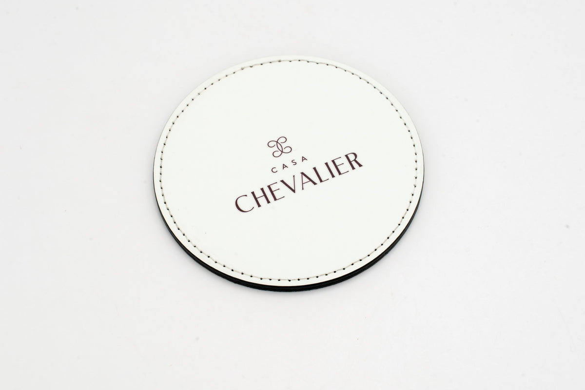 Posavasos redondo branco con logotipo Chevalier gris.