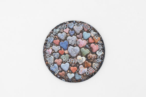 Posavasos redondo de pizarra con corazones de colores y nombres personalizados