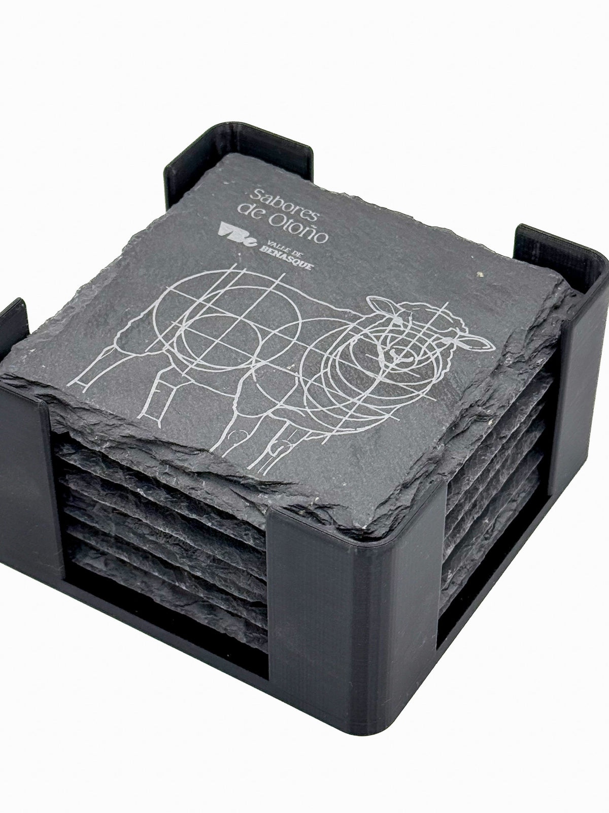 Posavasos cadrados de lousa con gravado corporativo apilados nun soporte.