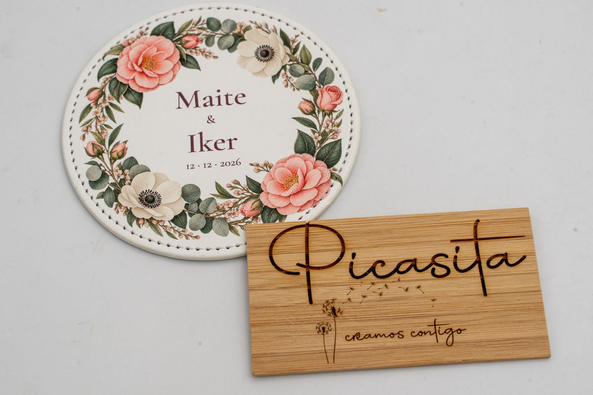 Posavasos redondo branco con coroa floral, Maite e Iker.