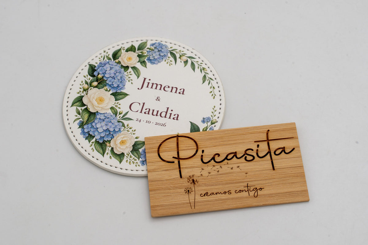 Posavasos redondo branco con flores azuis, Jimena e Claudia.