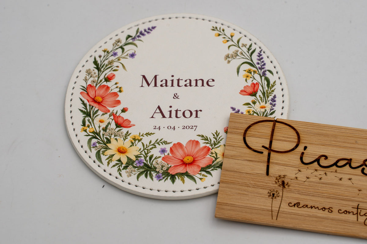 Posavasos redondo branco con flores de cores, Maitane e Aitor.