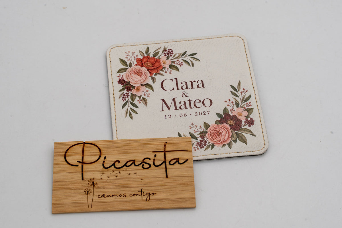 Posavasos cadrado branco con flores, Clara e Mateo.