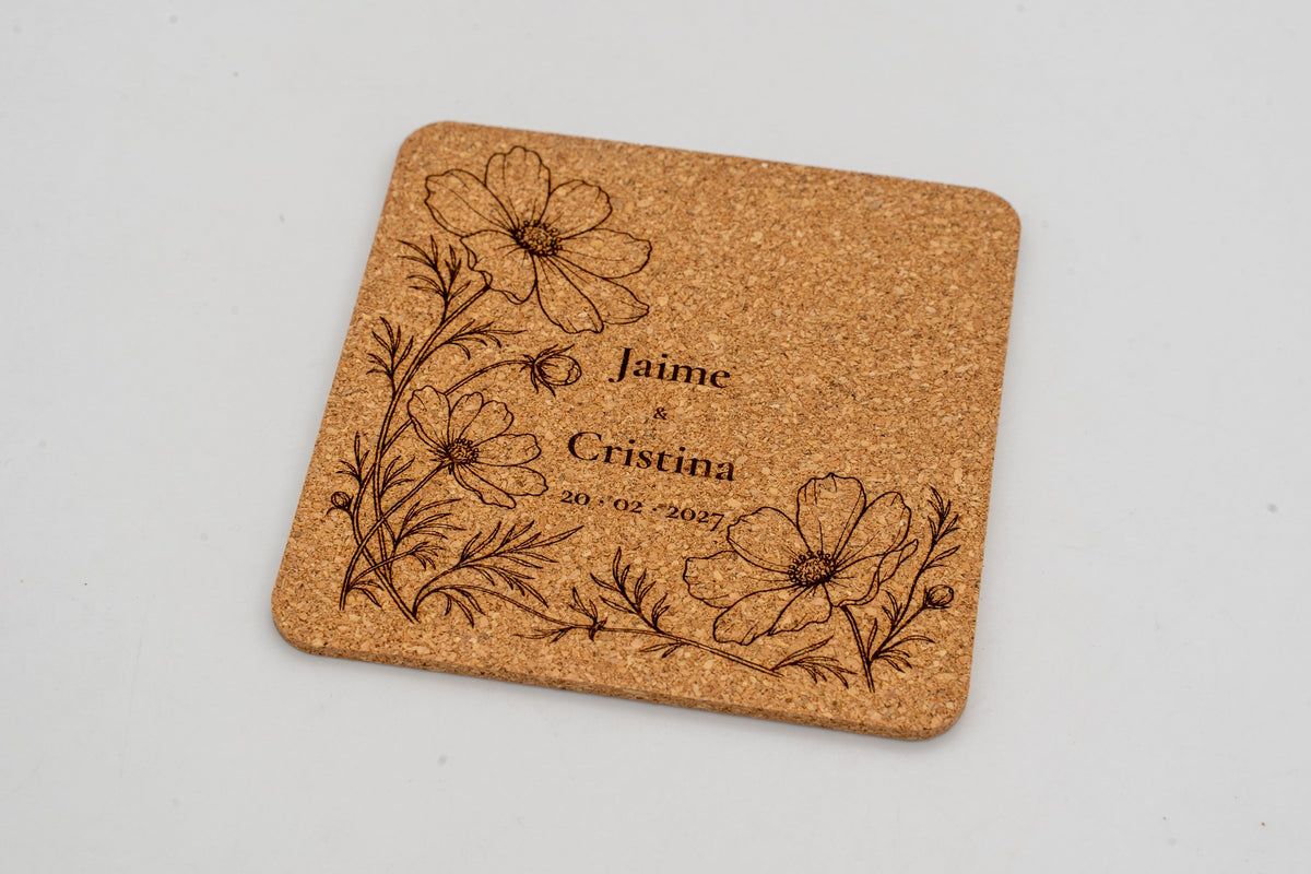 Posavasos cadrado de cortiza con flores gravadas, Jaime e Cristina.