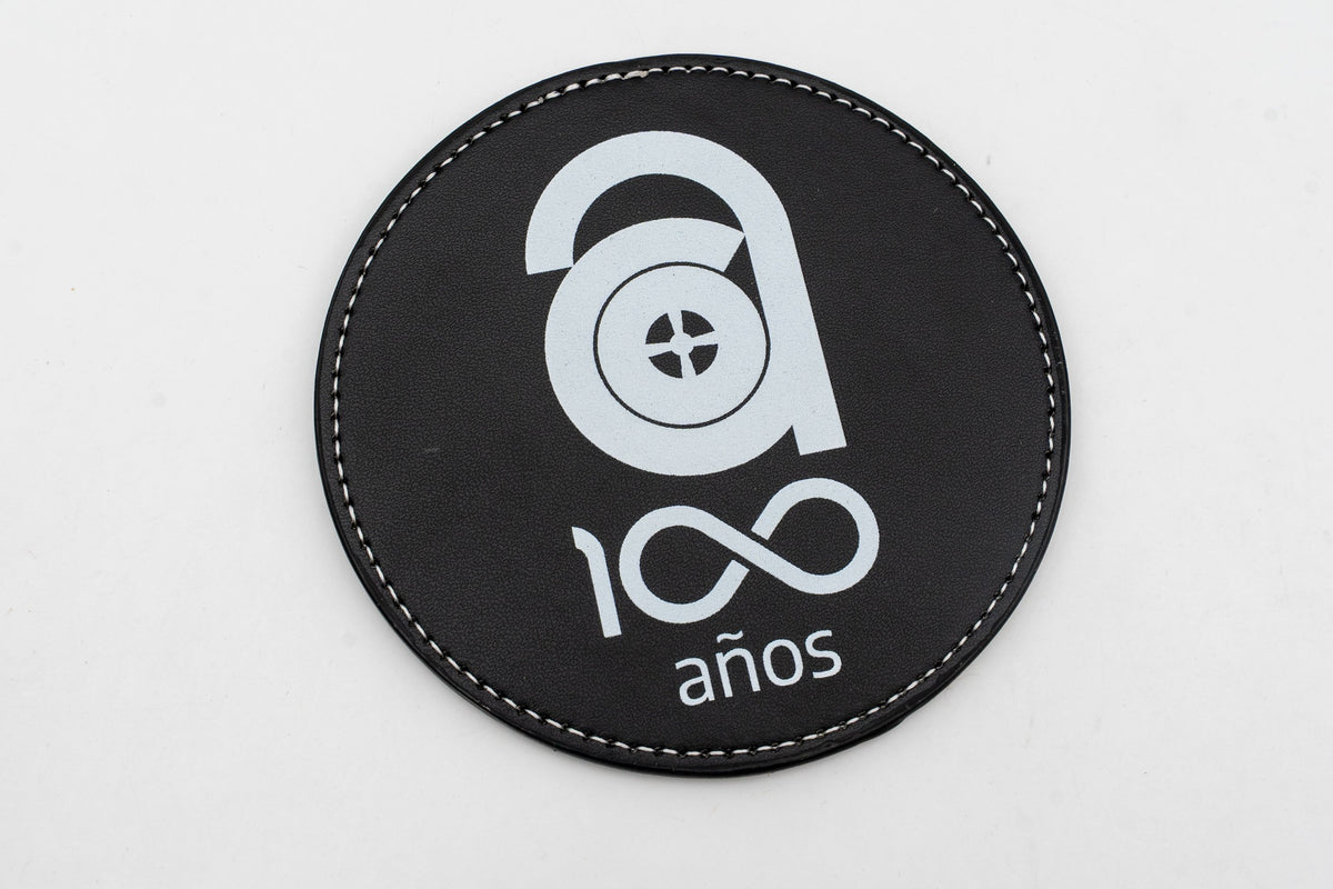 Posavasos de cuero PU negro con impresión blanca de aniversario