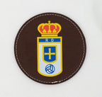 Posavasos de cuero PU marrón con escudo impreso a color