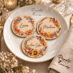 Tres marcasitios personalizados de contrachapado de 10 cm con diseños Otoño Pájaros, Otoño Corona y Otoño Girasoles sobre un plato.