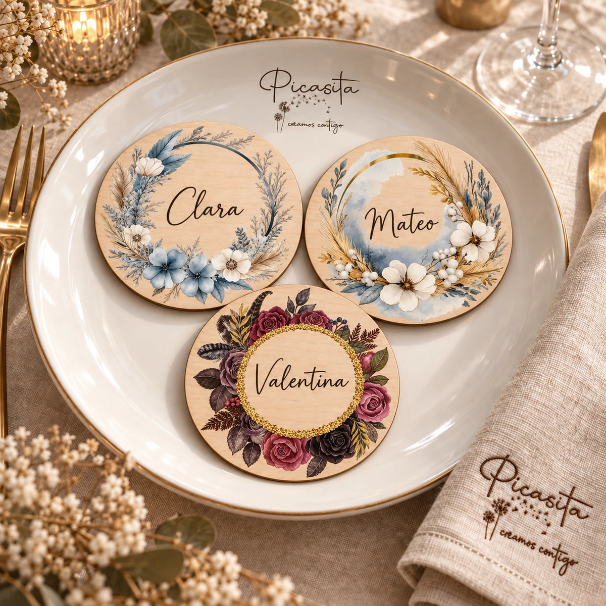 Tres marcasitios personalizados de contrachapado de 10 cm con diseños Luna Azul, Luna Dorada y Gótico Burdeos.