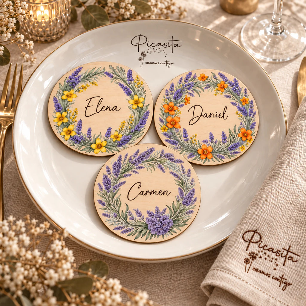 Tres marcasitios personalizados de contrachapado de 10 cm con diseños Lavanda Amarilla, Lavanda Naranja y Lavanda Violeta.