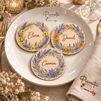 Tres marcasitios personalizados de contrachapado de 10 cm con diseños Lavanda Amarilla, Lavanda Naranja y Lavanda Violeta.