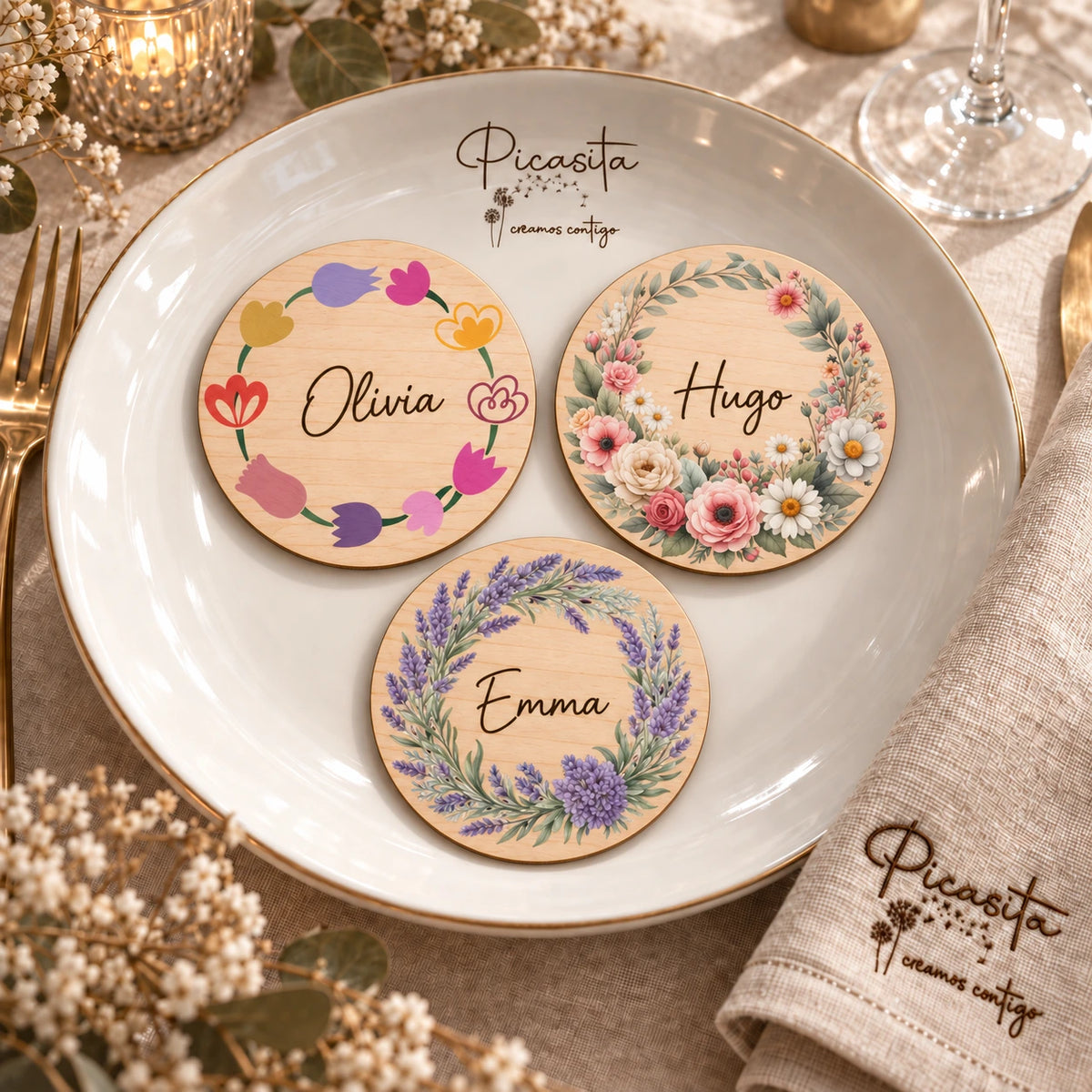 Tres marcasitios personalizados de contrachapado de 10 cm con diseños Infantil Flores, Acuarela Rosa y Lavanda Violeta.